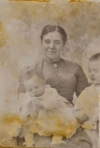 Carolina Correa con su hijo Alfonso Shelly Correa en brazos y su hijo mayor, Tomás.
