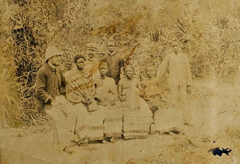 Dionisio Shelly con el médico (primero izquierda) y un grupo de bubis en la misión de San Carlos, bautizada con el nombre de Santa Cristina.