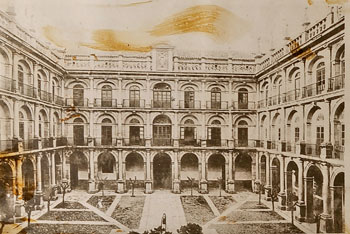 Patio del Colegio de los Escolapios de Alcalá de Henares del que fue alumno Dionisio Shelly Correa.