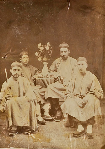 Fotografía tomada en Shanghái: Dionisio Shelly Correa, segundo por la derecha; Magaz, tercero por la derecha; Ibarreta y Cardesera en los extremos.