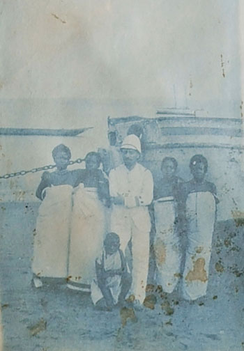 Dionisio Shelly Correa rodeado de mujeres de Corisco, Guinea Española.
