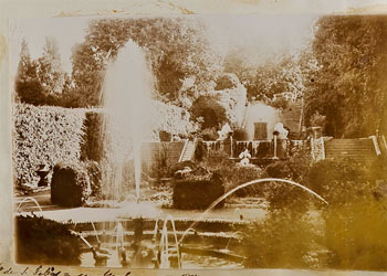 Juegos de agua en la fuente de la Cascada de los jardines malagueños El Retiro. Fotografía enviada por Alfonso Shelly Correa a su madre, en 1897.