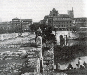 <b>1)</b> Entre 1845-1915 el Instituto de Palencia, en el que estudió Tomás Shelly Correa, ocupó los locales de un viejo convento desamortizado; en la imagen situado a la izquierda de la catedral.