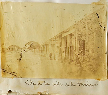 Calle de la Marina en Nuevitas, Cuba. Foto realizada por Alfonso Shelly Correa en 1883.