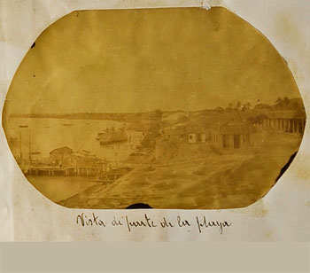Vista de Nuevitas, desde la playa. Fotografía realizada por Alfonso Shelly Correa en 1883.