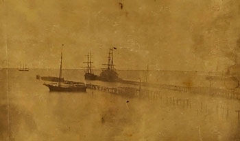Fotografía del muelle de Vicente Rodríguez y otro destruido, en Nuevitas, realizada por Alfonso Shelly Correa en 1883.