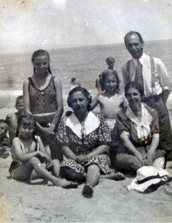A la derecha sentada, María Isabel Larraondo Bononato; detrás, la niña de la derecha, su hija Carmen y la de la izquierda, su hija Isabel. El hombre, la otra mujer y la otra niña de nombre no identificado, vivían en Madrid y visitaban frecuentemente la familia en Barcelona.