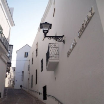 <b>1)</b> Calle <b>Eduardo Shelly</b><br>Vejer de la FRontera, Cádiz.