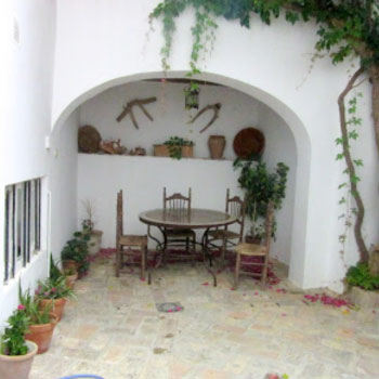 <b>3)</b> Patio interior de la casa de <b>Ricardo Shelly Castrillón</b> en la calle José Castrillón 22.