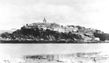 <b>1)</b> Vista de Castropol a finales del siglo XIX.