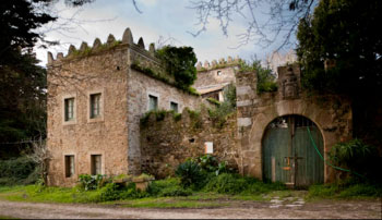 <b>3)</b>Las Torres de Donlebún en Figueras en el Concejo asturiano de Castropol.