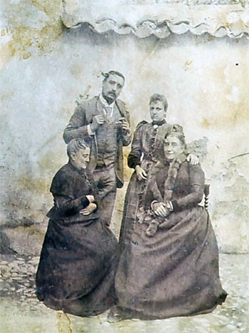 En segundo plano: Luisa Urquiza Baquedano y su esposo Alfonso Shelly Correa. En primer plano a la izquierda Cayetana Baquedano Mariña, madre de Luisa, y a la derecha, Carolina Correa Sotomayor, madre de Alfonso.