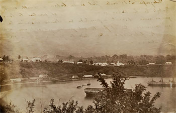 Vista general de la bahía y la ciudad de Sta. Isabel, capital de Fernando Poo. Se observa la goleta del pontón (pintada de blanco), y otras embarcaciones comerciales.