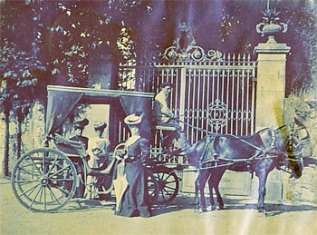Luisa Urquizo, mujer de Alfonso Shelly Correa, entremedio de dos mujeres, posiblemente, las hermanastras de su marido, y, quizás, el día de la fiesta de funcionarios en la Quinta Julieta de Zaragoza, en 1904