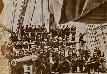 Tripulación de la goleta <i>Ligera</i> en la Estación Naval de Fernando Poo, en el año 1885, Dionisio fue oficial de dicha embarcación (el primero por la derecha de los sentados).