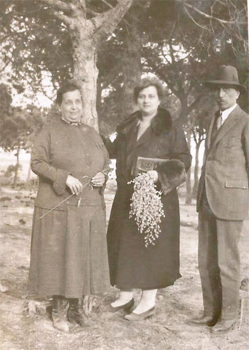 <b>3)</b> Luís Shelly Correa y su mujer Manuela Soler Borges. En medio su hija Josefina.