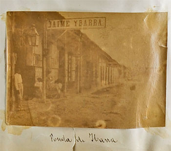 Fonda Ibarra y casa de Robert Cª en Nuevitas, Cuba. Foto realizada por Alfonso Shelly Correa en 1883.