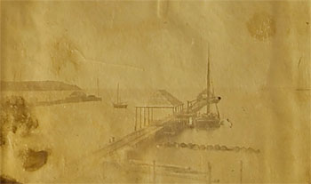 Fotografía del muelle de Vicente Rodríguez, en Nuevitas, realizada por Alfonso Shelly Correa en 1883.