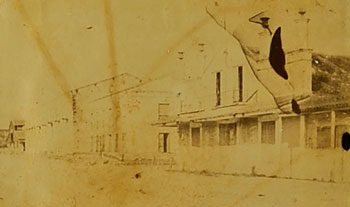 Fotografía de los almacenes de Sánchez y  Vicente Rodríguez, en Nuevitas, realizada por Alfonso Shelly Correa en 1883.
