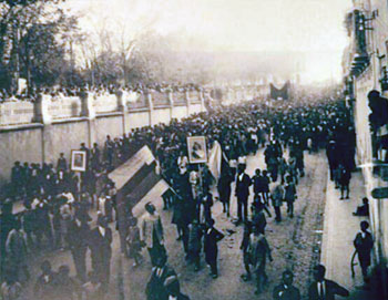 <b>1)</b> Manifestación por la proclamación de la II República en Guadalajara, en 1931.