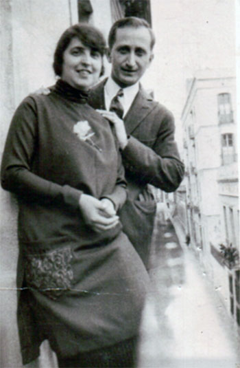 M. Isabel Larraondo Bononato y su marido Luís Shelly Soler en el balcón de su primera casa de la calle Minerva de Barcelona.