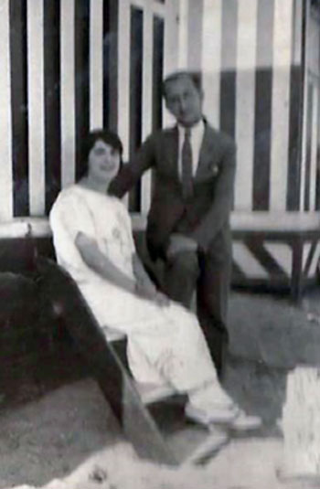 M. Isabel Larraondo Bononato y su marido Luís Shelly Soler en la playa de la Barceloneta.