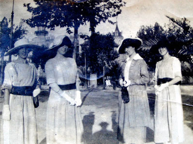 Las cuatro hermanas Larraondo Bononato: Leticia, María, Olimpia y M. Isabel.